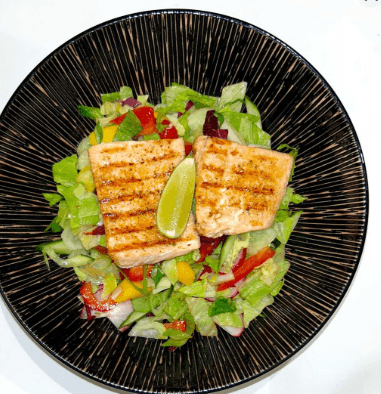 Food-Čerstvý šalát s grilovaným lososom