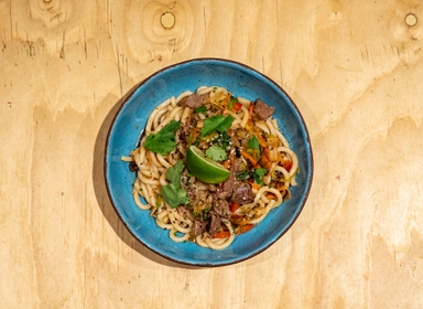 Food-Udon rezance s hovädzím mäsom, zeleninou a teriyaki