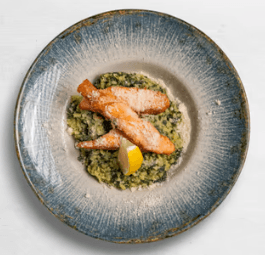 Food-Krémové rizoto s kúskami grilovaného lososa