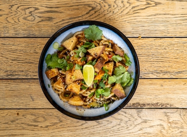 Food-Udon rezance s tofu, zeleninou a teriyaki