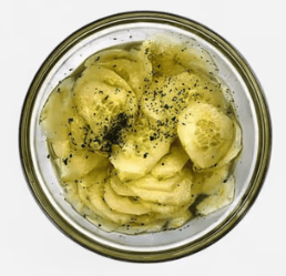 Food-Uhorkový šalátik s cibuľkou v sladkokyslom náleve