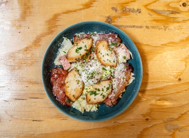 Food-Cézar šalát s kuracím mäsom, paradajkami, slaninovými chipsami, krutóny, tortila