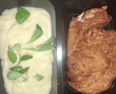 Food-Vyprážaný kurací rezeň, zemiaková kaša, kyslé uhorky