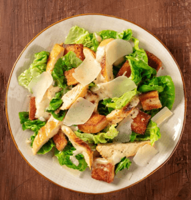 Food-Caesar šalát s grilovaným kuracím mäsom